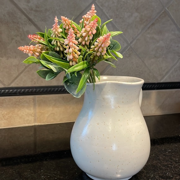 Italian pottery 6 1/2” creamy beige with brown speckled pitcher/vase with posies - Picture 7 of 10